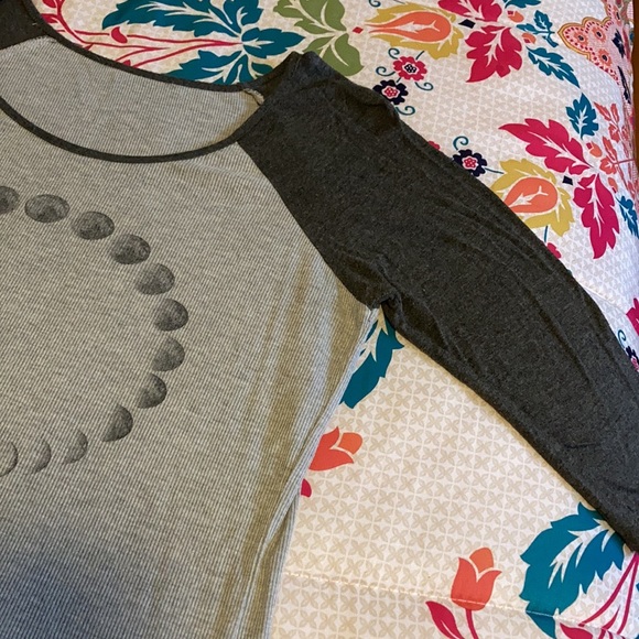 Moon Cycle 1/2 Length Sleeve Top in Light Gray & Dark Gray Size M - Picture 3 of 5